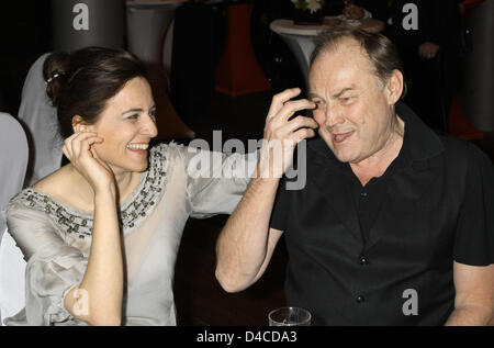 Nobel acteur autrichien et directeur Klaus Maria Brandauer (R) et l'actrice allemande Martina Gedeck (L) après le chat à la B.Z. gala Prix de la culture à Berlin, Allemagne, 17 janvier 2008. Tous les jours de Berlin "Berliner Zeitung" (B.Z.) rend hommage à des artistes et d'institutions. Photo : Soeren Stache Banque D'Images