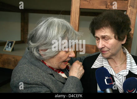 Helga Kinsky (L) et Anna Hanusova sont devant le superposé, qui sont des répliques de l'original de 28 lits chambre à le camp de concentration de Theresienstadt, à la Paul Loebe Chambre à Berlin, Allemagne, 23 janvier 2008. Avec l'exposition 'Les Filles de prix 28' l'holocauste survivours veut commémorer leurs assassiné ses amis et sa famille et honorer le sacrifice committmen Banque D'Images