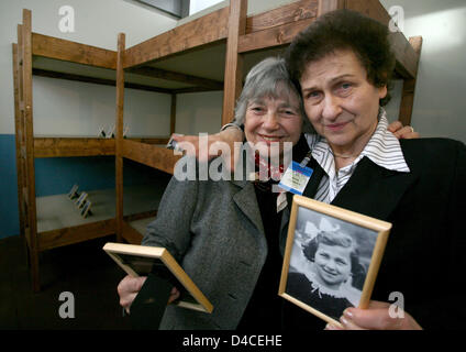 Helga Kinsky (L) et Anna Hanusova tenir des photos d'eux-mêmes de l'enfant tels qu'ils sont en face de la réplique de la Lits superposés Lits d'origine à partir de la chambre 28 du camp de concentration de Theresienstadt au Paul Loebe Chambre à Berlin, Allemagne, 23 janvier 2008. Avec l'exposition 'Les Filles de prix 28' l'holocauste survivours veut commémorer leurs assassiné ses amis et sa famille et h Banque D'Images