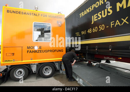 Un camion est vérifiée pour carences par des agents de l'Office fédéral allemand pour le transport de marchandises et le Bureau fédéral autrichien pour le transport au cours d'un contrôle du trafic mixte sur l'autoroute allemande A5 près de Bad Krozingen, Allemagne, 18 octobre 2007. En particulier les freins et leur fiabilité de fonctionnement sont dans l'objet des contrôles et testé avec un appareil de test. Photo : Patrick Banque D'Images