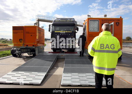 Un camion est vérifiée pour carences par des agents de l'Office fédéral allemand pour le transport de marchandises et le Bureau fédéral autrichien pour le transport au cours d'un contrôle du trafic mixte sur l'autoroute allemande A5 près de Bad Krozingen, Allemagne, 18 octobre 2007. En particulier les freins et leur fiabilité de fonctionnement sont dans l'objet des contrôles et testé avec un appareil de test. Photo : Patrick Banque D'Images