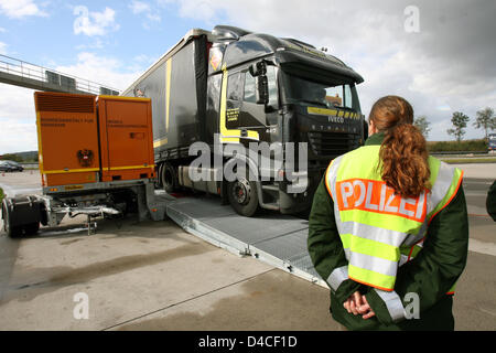 Un camion est vérifiée pour carences par des agents de l'Office fédéral allemand pour le transport de marchandises et le Bureau fédéral autrichien pour le transport au cours d'un contrôle du trafic mixte sur l'autoroute allemande A5 près de Bad Krozingen, Allemagne, 18 octobre 2007. En particulier les freins et leur fiabilité de fonctionnement sont dans l'objet des contrôles et testé avec un appareil de test. Photo : Patrick Banque D'Images