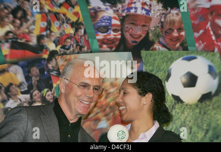 La légende du football allemand Franz Beckenbauer (L) symboliquement partage un moment intime avec Steffi Jones (R), Président de la FIFA 2011 la Coupe du Monde féminine comité d'organisation (CO) et l'ancien milieu de terrain international pour l'Allemagne, au cours d'une conférence de presse de la Fédération de football (DFB) à Francfort-sur-Main, Allemagne, 25 janvier 2008. L'OC a officiellement repris ses travaux avec l'en Banque D'Images