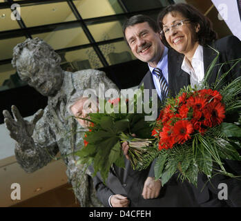 Président du SPD Kurt Beck (L) se félicite de la SPD frontrunners pour l'élection du parlement de Hesse, Andrea Ypsilanti (R), et Basse-saxe Wolfgang Juettner au Willy Brandt à Berlin, 28 janvier 2008. Le dimanche 27 janvier 2008 les élections pour le parlement de l'État a eu lieu dans les deux états. Photo : TIM BRAKEMEIER Banque D'Images