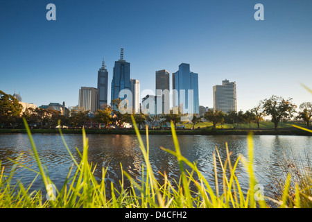 Vue sur la rivière Yarra aux toits de la ville, à l'aube. Melbourne, Victoria, Australie Banque D'Images