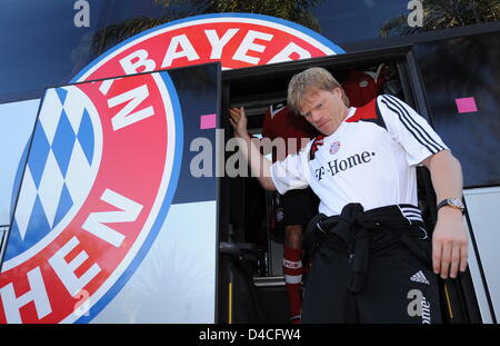 Le gardien du Bayern Munich, Oliver Kahn, pas hors du bus de l'équipe au cours de l'hiver camp d'entraînement à Marbella, Espagne du sud, 18 janvier 2008. Dossier du détenteur du titre l'Allemagne poursuivra son camp de formation jusqu'au 20 janvier 2008. Photo : Peter Kneffel Banque D'Images