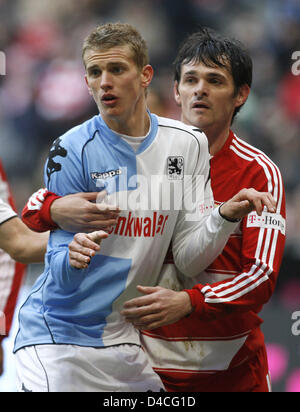 Le Bayern de Munich, Willy Sagnol (R) et de Munich 1860 Lars Bender (L) illustré en action au cours de l'amical de football FC Bayern Munich vs TSV 1860 Munich à Allianz-Arena à Munich, Allemagne, 26 janvier 2008. Photo : Daniel Karmann Banque D'Images