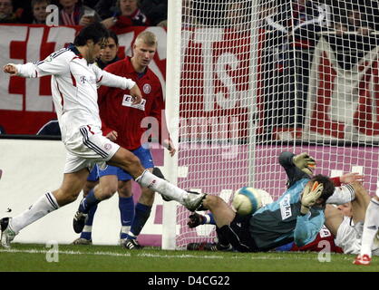 La Munich Luca Toni marque le 4-2 passé du Wuppertal Andre Wiwerink (L) et Christian Maly (R) au cours de la DFB ronde de 16 match de Wuppertal SV vs Bayern Munich à Gelsenkirchen, Allemagne, du 29 janvier 2008. Photo : Franz-Peter Tschauner Banque D'Images