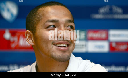 Nouveau venu japonais Bochum Shinji Ono sourit lors de sa présentation à la conférence de presse de son nouveau club de Bundesliga à Bochum, Allemagne, le 30 janvier 2008. Bochum a révélé qu'Ono a signé un contrat jusqu'en 2010 valide à la fois pour la Bundesliga et la deuxième ligue. Ono, qui a été élu joueur de football de l'Asie de l'année 2002, l'habitude de jouer pour les Urawa Red Diamonds. Photo : FREDR Banque D'Images