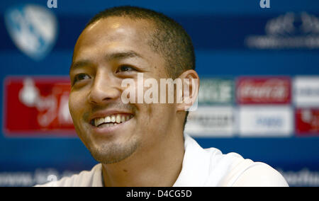 Nouveau venu japonais Bochum Shinji Ono sourit lors de sa présentation à la conférence de presse de son nouveau club de Bundesliga à Bochum, Allemagne, le 30 janvier 2008. Bochum a révélé qu'Ono a signé un contrat jusqu'en 2010 valide à la fois pour la Bundesliga et la deuxième ligue. Ono, qui a été élu joueur de football de l'Asie de l'année 2002, l'habitude de jouer pour les Urawa Red Diamonds. Photo : FREDR Banque D'Images