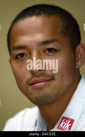 Nouveau venu japonais Bochum Shinji Ono sourit lors de sa présentation à la conférence de presse de son nouveau club de Bundesliga à Bochum, Allemagne, le 30 janvier 2008. Bochum a révélé qu'Ono a signé un contrat jusqu'en 2010 valide à la fois pour la Bundesliga et la deuxième ligue. Ono, qui a été élu joueur de football de l'Asie de l'année 2002, l'habitude de jouer pour les Urawa Red Diamonds. Photo : FREDR Banque D'Images