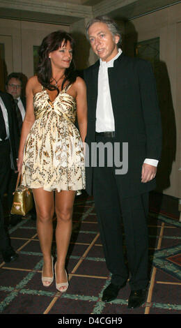 La chanteuse de musique pop allemande Andrea Berg et son mari Uli Ferber sourire pour les photographes lors d'un gala tenu à Tegernsee, Allemagne, 31 janvier 2008. Maison de disques Sony BMG a organisé un gala à l'honneur Berg pour son onzième album après plus de 1,7 millions d'unités vendues. "Dans les graphiques depuis six ans' ('Siet sechs Jahren in den Charts') était la devise de la soirée de gala en présence de la famille, f Banque D'Images