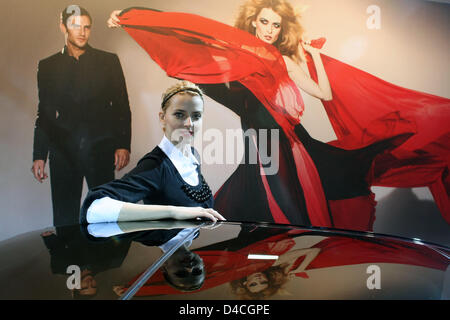 Top modèle allemand Eva Padberg pose avec une Mercedes CLC dans le champ d'application de la Berlin Fashion Week 2008 à Postbahnhof, Berlin, 28 janvier 2008. Photo : Soeren Stache USAGE ÉDITORIAL SEULEMENT Banque D'Images