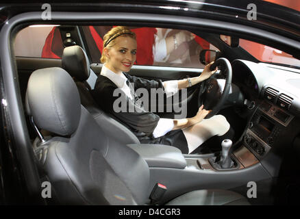 Top modèle allemand Eva Padberg pose avec une Mercedes CLC dans le champ d'application de la Berlin Fashion Week 2008 à Postbahnhof, Berlin, 28 janvier 2008. Photo : Soeren Stache USAGE ÉDITORIAL SEULEMENT Banque D'Images