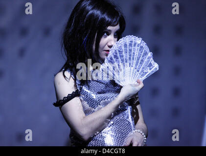 Kathrin Angerer comme Floria Tosca répète une scène de la pièce "TOSCA" après Victorien Sardou à Berlin, Allemagne, 31 janvier 2008. La pièce basée sur l'opéra "TOSCA" du compositeur italien Giacomo Puccini (1858-1924) premières le 01 février sous la direction de Sebastian Baumgarten au Volksbuehne. L'opéra de Puccini est ici un point de départ, mis à niveau avec des vidéos et d'ordinateur noi Banque D'Images