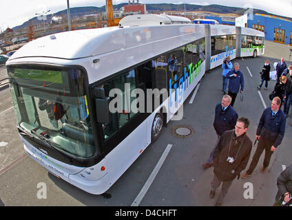 Le premier double-hybride-powered by bus articulé est mis en service pour une durée de dix jours Cycle d'essai dans le service régulier de Jena, Allemagne, Ferbuary 05 2008. Le véhicule par l'entreprise suisse Carosserie Hess SA et Duesseldorf, Vossloh Kiepe Ltd. est alimenté par les moteurs diesel et électriques, l'énergie du freinage est verrouillée en super condensateurs. Les 25 mètres de long bus peut contenir quelque 200 passen Banque D'Images