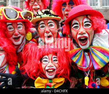 Carnivalists célébrer au cours de la Rose parade lundi à Duesseldorf, Allemagne, 04 février 2008. Carnaval de rue atteint son point culminant avec les défilés à Cologne, Bonn, Düsseldorf et Mayence attire plus de deux millions de personnes. L'carnevalists Düsseldorf sous la devise 'Vous pouvez le faire !". Photo : Roland Weihrauch Banque D'Images