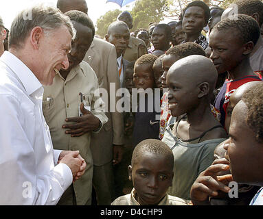 Le Président de l'Allemagne Horst Koehler (L) parler avec les enfants du camp de réfugiés de l'intérieur à Gulu, en Ouganda, le 5 février 2008. M. Koehler et son épouse Eva Koehler sont sur un état de trois jours en Ouganda et seront ensuite poursuivre au Rwanda. Photo : WOLFGANG KUMM Banque D'Images