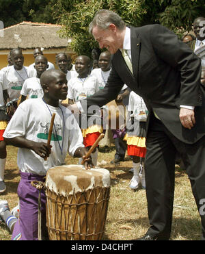 Le Président de l'Allemagne Horst Koehler (R) accueille un batteur à l'Université de Gulu, en Ouganda, le 5 février 2008. M. Koehler et son épouse Eva Koehler sont sur un état de trois jours en Ouganda et seront ensuite poursuivre au Rwanda. Photo : WOLFGANG KUMM Banque D'Images