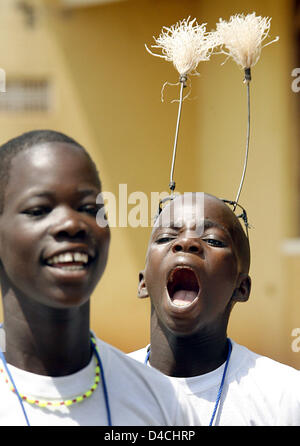 Les membres d'un groupe de musique et de danse chanter alors que l'Allemagne, le Président Horst Koehler arrive à l'Université de Gulu, en Ouganda, le 5 février 2008. M. Koehler et son épouse Eva Koehler sont sur un état de trois jours en Ouganda et seront ensuite poursuivre au Rwanda. Photo : WOLFGANG KUMM Banque D'Images