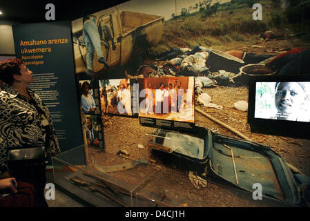 Un visiteur pose un regard de photos au mémorial du génocide de Gisozi Kigali, Rwanda, 06 février 2008. Plus tôt, le président allemand Horst Koehler a déposé une couronne sur le site. Le Mémorial commémore quelque 250 000 personnes, qui ont été enterrés dans les fosses communes sur les lieux. La découverte de restes humains dans des charniers se poursuit au Rwanda. Koehler et sa femme payer un thre Banque D'Images