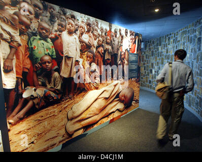 Un visiteur pose un regard de photos au mémorial du génocide de Gisozi Kigali, Rwanda, 06 février 2008. Plus tôt, le président allemand Horst Koehler a déposé une couronne sur le site. Le Mémorial commémore quelque 250 000 personnes, qui ont été enterrés dans les fosses communes sur les lieux. La découverte de restes humains dans des charniers se poursuit au Rwanda. Koehler et sa femme payer un thre Banque D'Images