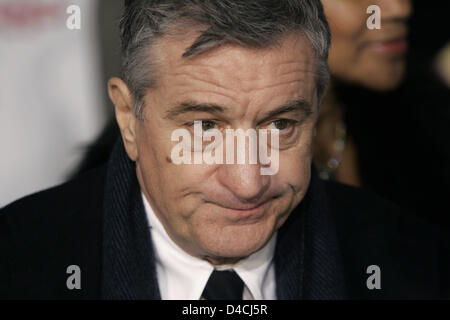 L'acteur américain Robert de Niro arrive à la 43e 'Goldene Kamera' Awards à Berlin, Allemagne, 06 février 2008. De Niro recevra le prix pour l'ensemble des réalisations 'International'. La "Goldene Kamera" est décerné par le magazine TV "Hoerzu'. Photo : JOERG CARSTENSEN Banque D'Images