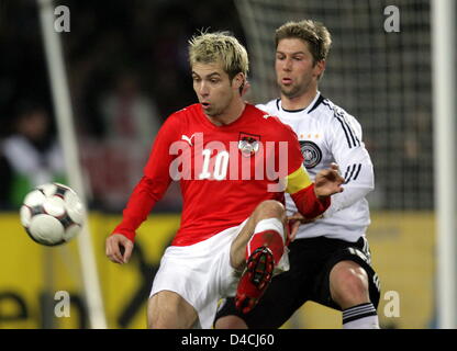 Thomas Hitzlsperger de l'Allemagne (R) convoite la la balle avec l'Autrichien Andreas Ivanschitz match amical international au cours de l'Autriche contre l'Allemagne au stade Ernst-Happel-à Vienne, Autriche, 06 février 2008. Photo : Oliver Berg Banque D'Images