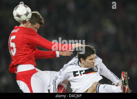 L'Allemagne Mario Gomez (R) convoite la la balle avec l'Autrichien Sebastian Proedl pendant le match amical contre l'Allemagne de l'Autriche au stade Ernst-Happel-à Vienne, Autriche, 06 février 2008. Photo : Oliver Berg Banque D'Images