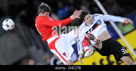 L'Allemagne Mario Gomez (R) convoite la la balle avec l'Autrichien Sebastian Proedl pendant le match amical contre l'Allemagne de l'Autriche au stade Ernst-Happel-à Vienne, Autriche, 06 février 2008. Photo : Peter Kneffel Banque D'Images