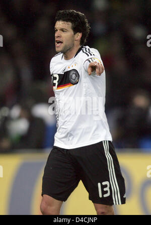 L'Allemand Michael Ballack fait un geste au cours de l'Autriche match amical international contre l'Allemagne au stade Ernst-Happel-à Vienne, Autriche, 06 février 2008. L'Allemagne a remporté le match 3-0. Photo : Oliver Berg Banque D'Images