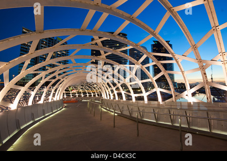 Les Webb Bridge allumé au crépuscule. Melbourne, Victoria, Australie Banque D'Images