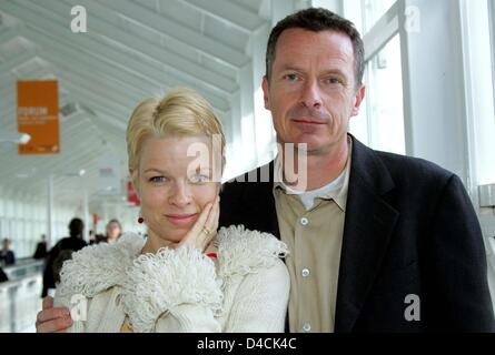 (Afp) - L'auteur norvégienne Linn Ullmann et son mari, écrivain Niels Fredrik Dahl, posent au cours de la Foire du livre de Francfort, Allemagne, 10 octobre 2004. Linn Ullmann est né à Oslo en 1966 et est la fille de l'actrice Liv Ullmann et d'Ingmar Bergman, réalisateur. Banque D'Images