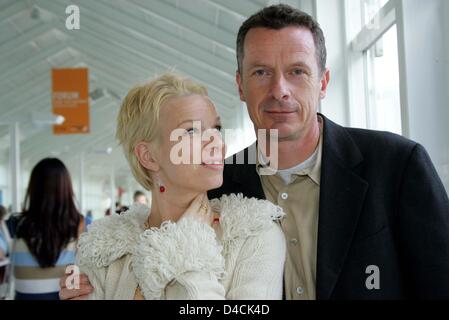 (Afp) - L'auteur norvégienne Linn Ullmann et son mari, écrivain Niels Fredrik Dahl, posent au cours de la Foire du livre de Francfort, Allemagne, 10 octobre 2004. Linn Ullmann est né à Oslo en 1966 et est la fille de l'actrice Liv Ullmann et d'Ingmar Bergman, réalisateur. Banque D'Images