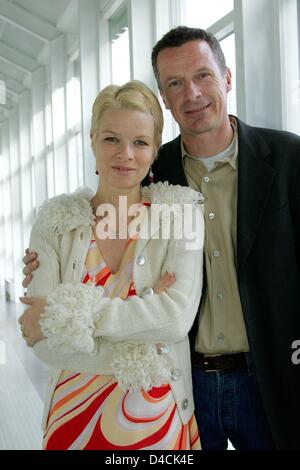 (Afp) - L'auteur norvégienne Linn Ullmann et son mari, écrivain Niels Fredrik Dahl, posent au cours de la Foire du livre de Francfort, Allemagne, 10 octobre 2004. Linn Ullmann est né à Oslo en 1966 et est la fille de l'actrice Liv Ullmann et d'Ingmar Bergman, réalisateur. Banque D'Images