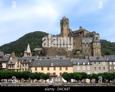 Fichier - La photo montre le cours supérieur du Lot et le château d'Estaing, France, 14 septembre 2006. Le château est la propriété de l'ancien président français Valérie Giscard d ?Estaing et s'apprête à accueillir des concerts et conférences après sa restauration. Photo : Thomas Muncke Banque D'Images