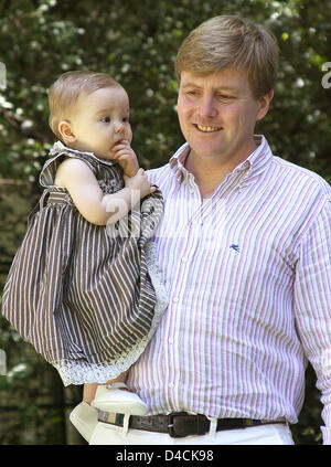 Le Prince Willem-Alexander pose avec sa fille cadette, La Princesse Ariane, lors de leur visite à la famille de la princesse maxima à Buenos Aires, le 22 décembre 2007. Ariane, né le 10 avril 2007, a été porté à un hôpital privé à San Carlos (Argentine) en raison de problèmes pulmonaires. Photo : Albert Nieboer (ATTENTION : Pays-Bas !) Banque D'Images