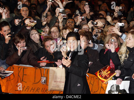 L'acteur indien Shah Rukh Khan remercie ses fans comme il arrive pour la première de son film "Om Shanti Om" au 58e Festival International du Film de Berlin à Berlin, Allemagne, 08 février 2008. Le film est à court de compétition à la 58e Berlinale. Photo : RAINER JENSEN Banque D'Images