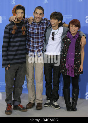 Les acteurs mexicains Diego Catano (L-R), directeur Fernando Eimbcke, Juan Carlos Lara et Daniela Valentine poser pour des photos à une photo appel sur leur film "Lake Tahoe" au 58e Festival International du Film de Berlin à Berlin, Allemagne, 09 février 2008. Le film est en cours d'exécution dans la compétition pour l'Ours d'or et d'argent à la 58e Berlinale. Photo : Tim Brakemeier Banque D'Images