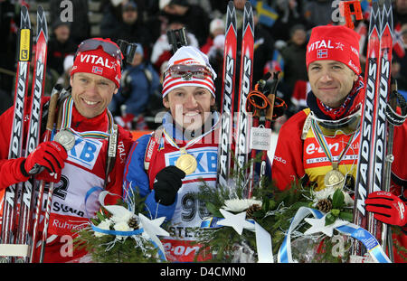 Maxim Chudov gagnant de la Russie (C), runner-up Halvard Hanevold (L) et troisième Ole Einar Bjoerndalen (R) posent avec leurs médailles 10km sprint à la 50e Championnats du monde de biathlon à Ostersund, Suède, 09 février 2008. Le 50e Championnat du Monde de biathlon se déroulent dans Ostersund du 08 au 17 février. Photo : MARTIN SCHUTT Banque D'Images