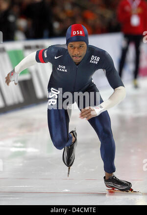 Shani Davis de USA en action au cours de ses 5 000m de chaleur au Championnats du monde toutes distances de patinage de vitesse à Berlin, Allemagne, 09 février 2008. Les Championnats du monde aura lieu le 09 et 10 février. Photo : BERND SETTNIK Banque D'Images