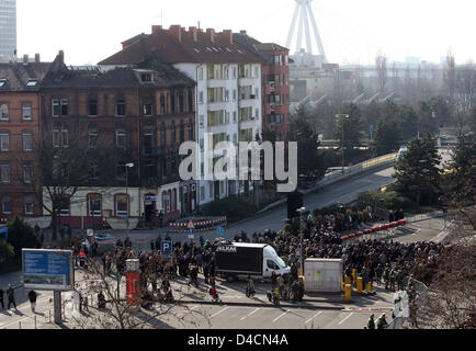 Allemand et turc en deuil assister à un service commémoratif pour les victimes d'incendies en face de la maison d'habitation à brûlé à Ludwigshafen, Allemagne, 10 février 2008. Ce qui a causé l'incendie qui a coûté la vie à neuf. Photo : ULI DECK Banque D'Images