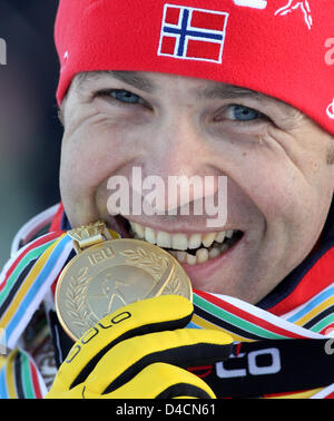 Ole Einar Bjoerndalen de Norvège célèbre remportant le 12,5km poursuite à la 50e Championnats du monde de biathlon à Ostersund, Suède, 10 février 2008. Bjoerndalen a remporté d'avance sur la Russie et l'Allemagne de Chudov Wolf. Le 50e Championnat du Monde de biathlon se déroulent dans Ostersund du 08 au 17 février. Photo : MARTIN SCHUTT Banque D'Images