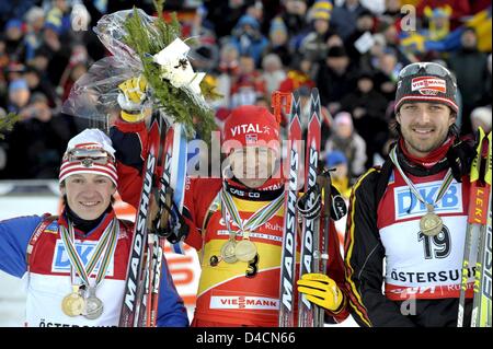 Ole Einar Bjoerndalen vainqueur de la Norvège (C), runner-up de Tchudov Maxim russe (L) et de tiers joué Alexander Wolf de Allemagne après la 12,5km poursuite à la 50e Championnats du monde de biathlon à Ostersund, Suède, 10 février 2008. Bjoerndalen a remporté d'avance sur la Russie et l'Allemagne de Chudov Wolf. Le 50e Championnat du Monde de biathlon se déroulent dans Ostersund du 08 au 17 février. Pho Banque D'Images