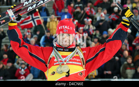 Ole Einar Bjoerndalen de Norvège célèbre remportant le 12,5km poursuite à la 50e Championnats du monde de biathlon à Ostersund, Suède, 10 février 2008. Bjoerndalen a remporté d'avance sur la Russie et l'Allemagne de Chudov Wolf. Le 50e Championnat du Monde de biathlon se déroulent dans Ostersund du 08 au 17 février. Photo : MARTIN SCHUTT Banque D'Images