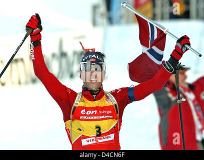 Ole Einar Bjoerndalen de Norvège célèbre remportant le 12,5km poursuite à la 50e Championnats du monde de biathlon à Ostersund, Suède, 10 février 2008. Bjoerndalen a remporté d'avance sur la Russie et l'Allemagne de Chudov Wolf. Le 50e Championnat du Monde de biathlon se déroulent dans Ostersund du 08 au 17 février. Photo : MARTIN SCHUTT Banque D'Images