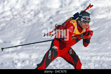 Ole Einar Bjoerndalen de Norvège sur son chemin pour gagner la 12,5km poursuite à la 50e Championnats du monde de biathlon à Ostersund, Suède, 10 février 2008. Bjoerndalen a remporté d'avance sur la Russie et l'Allemagne de Chudov Wolf. Le 50e Championnat du Monde de biathlon se déroulent dans Ostersund du 08 au 17 février. Photo : MARTIN SCHUTT Banque D'Images