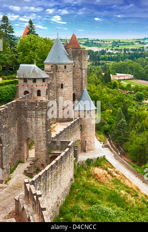 Vue de la forteresse de Carcassonne (France, Languedoc), l'Aude et le vieux pont Banque D'Images