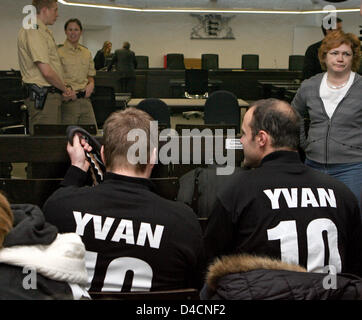 Les amis de Yvan S. s'asseoir dans la salle d'audience avant le début du procès sur le meurtre d'un étudiant de 19 ans Yvan S. à la Cour Régionale de Stuttgart, Allemagne, 11 février 2008. Trois hommes et une femme sont accusés d'avoir tué le jeune, lui démembré et éliminés de son concret-cast reste dans le Neckar en août 2007. Photo : Norbert Foersterling Banque D'Images