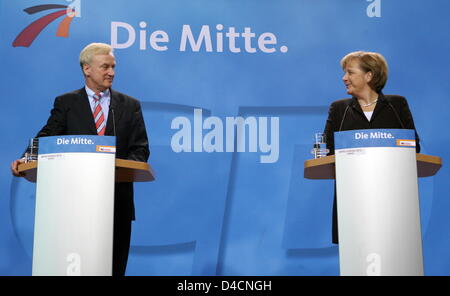 La chancelière allemande, Angela Merkel, et le maire de Hambourg, Ole von Beust, répondre aux questions après le CDU (Chrétiens Démocrates) président à Hambourg, Allemagne, 11 février 2008. La partie veut résoudre sur l'augmentation de l'allocation pour enfant à la 01 janvier 2009. Photo : KAY NIETFELD Banque D'Images